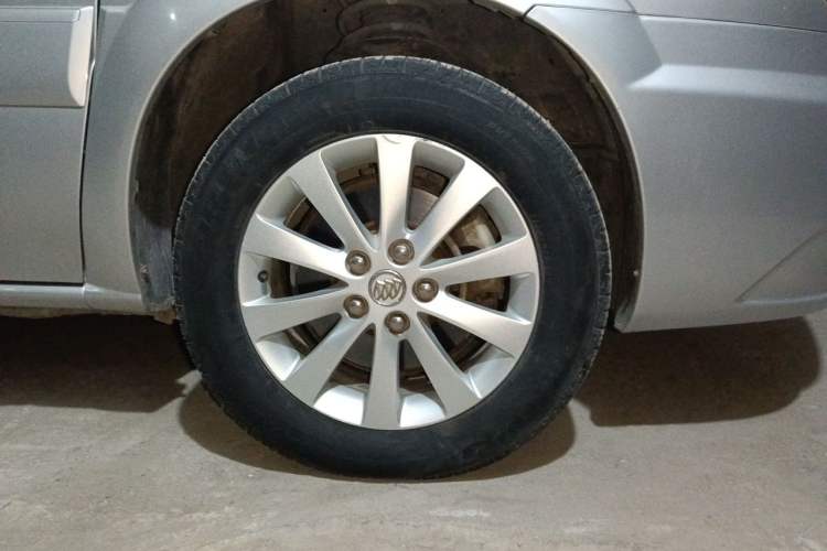 Used Buick GL8 2012 2.4L BASE Comfort Edition Right Front Wheel Hub