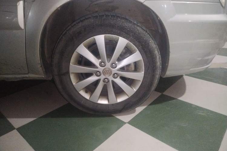 Used Buick GL8 2012 2.4L BASE Comfort Edition Right Front Wheel Hub