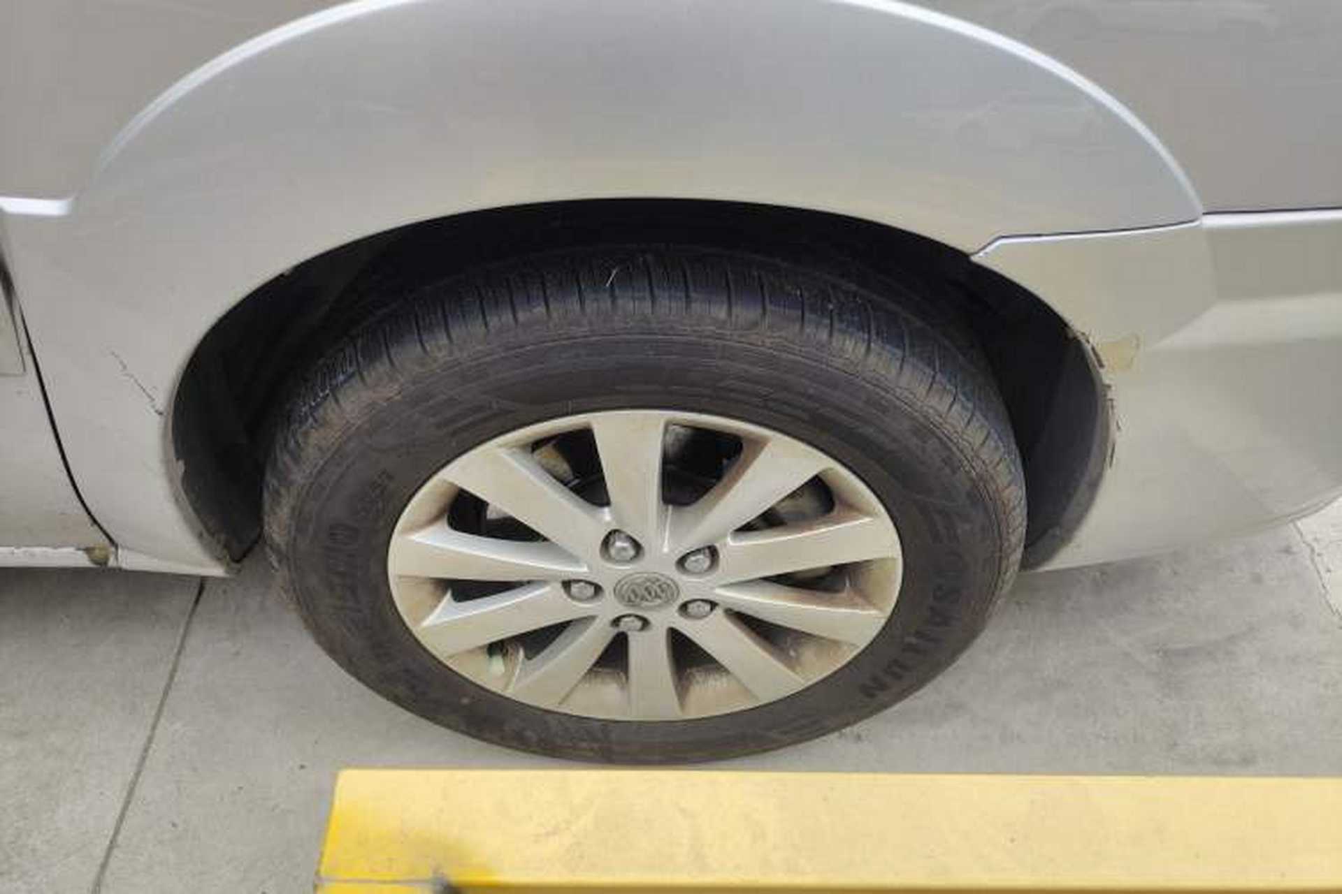 Used Buick GL8 2012 2.4L BASE Comfort Edition Right Front Wheel Hub