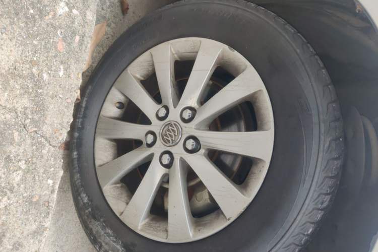 Used Buick GL8 2012 2.4L BASE Comfort Edition Right Front Wheel Hub