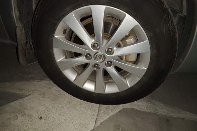 Used Buick GL8 2012 2.4L BASE Comfort Edition Right Front Wheel Hub