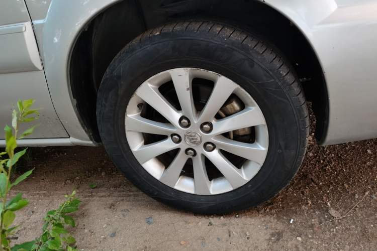Used Buick GL8 2012 2.4L BASE Comfort Edition Right Front Wheel Hub