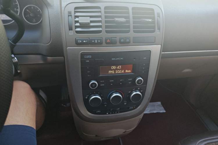 Used Buick GL8 2013 2.4L Classic Edition Audio And AC Panel