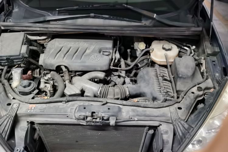Used Buick GL8 2013 2.4L Comfort Edition Engine Bay