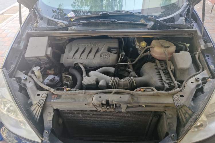 Used Buick GL8 2013 2.4L Classic Edition Engine Bay