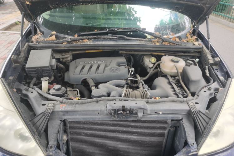 Used Buick GL8 2013 2.4L Executive Edition Engine Bay