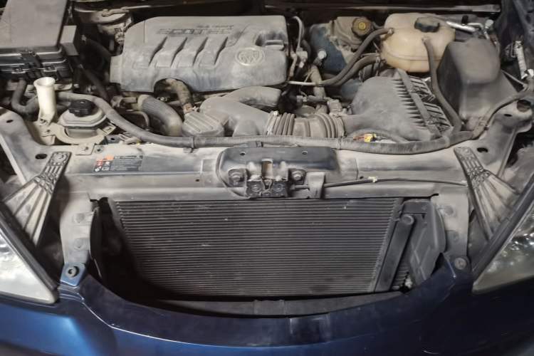 Used Buick GL8 2013 2.4L Comfort Edition Engine Bay