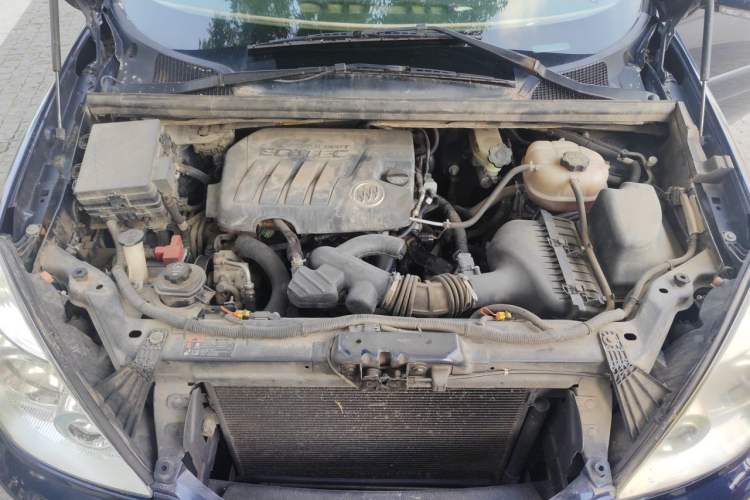 Used Buick GL8 2013 2.4L Classic Edition Engine Bay