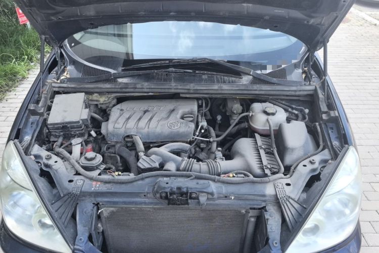 Used Buick GL8 2013 2.4L Comfort Edition Engine Bay