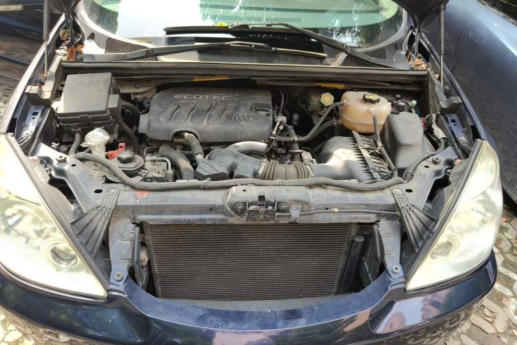 Used Buick GL8 2013 2.4L Comfort Edition Engine Bay