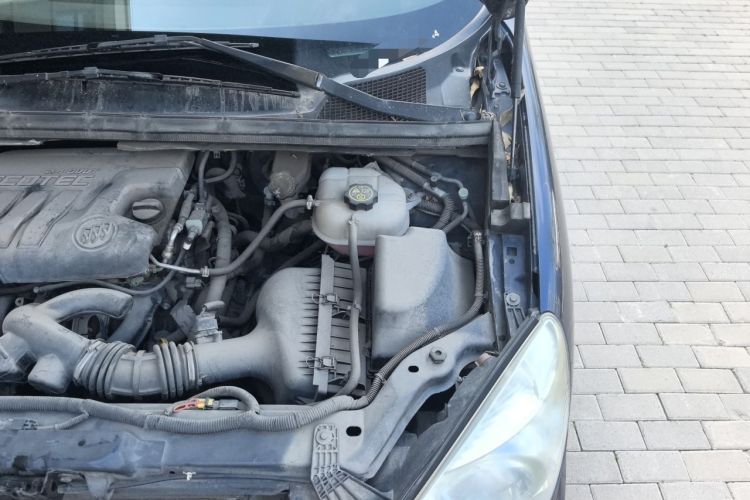 Used Buick GL8 2013 2.4L Comfort Edition Engine Bay Left