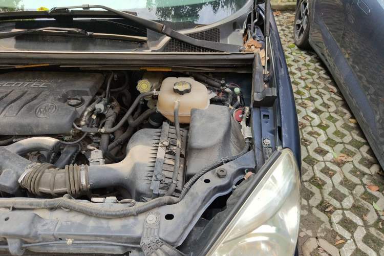 Used Buick GL8 2013 2.4L Comfort Edition Engine Bay Left