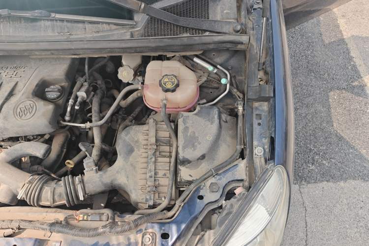 Used Buick GL8 2013 2.4L Classic Edition Engine Bay Left