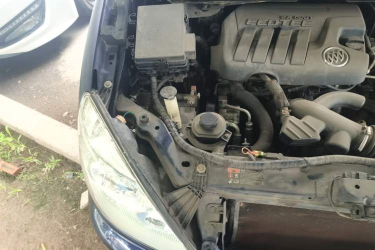 Used Buick GL8 2013 2.4L Classic Edition Engine Bay Right