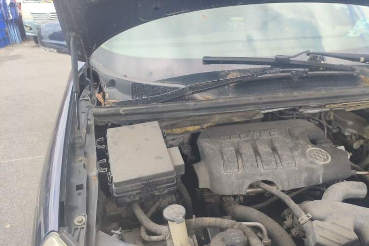 Used Buick GL8 2013 2.4L Comfort Edition Engine Bay Right