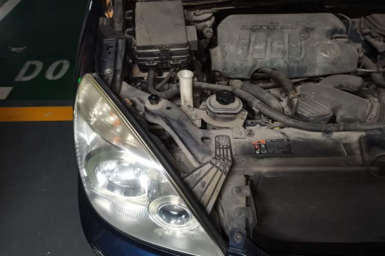 Used Buick GL8 2013 2.4L Comfort Edition Engine Bay Right