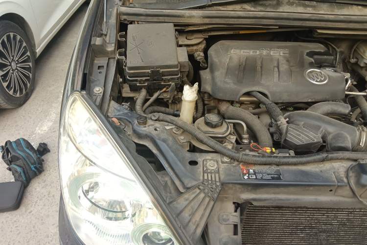 Used Buick GL8 2013 2.4L Comfort Edition Engine Bay Right