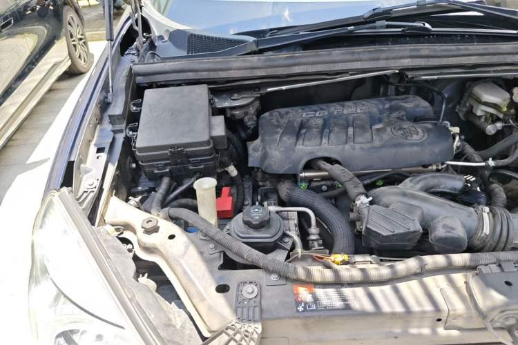 Used Buick GL8 2013 2.4L Comfort Edition Engine Bay Right