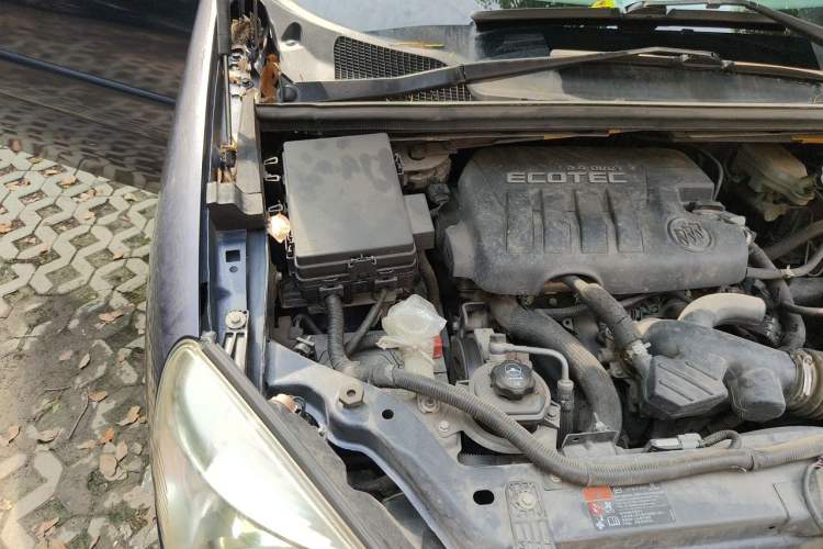 Used Buick GL8 2013 2.4L Comfort Edition Engine Bay Right
