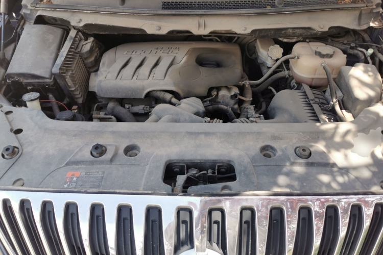Used Buick GL8 2013 2.4L CT Luxury Business Comfort Edition Engine Bay