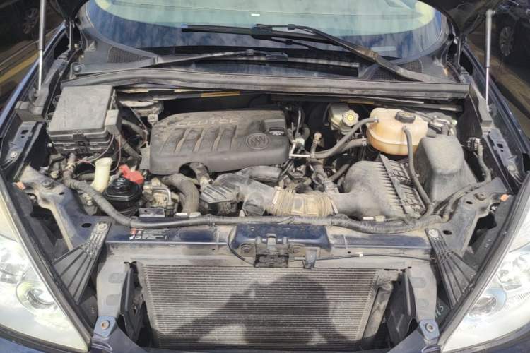 Used Buick GL8 2013 2.4L Comfort Edition Engine Bay