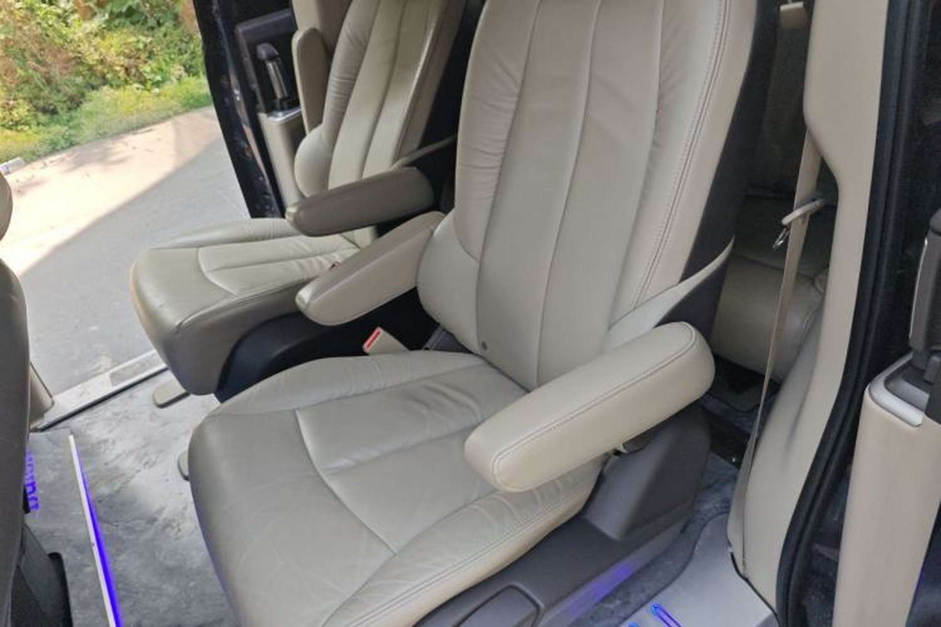 Used Buick GL8 2013 3.0L GT Luxury Business Haoya Edition Left Rear Seat