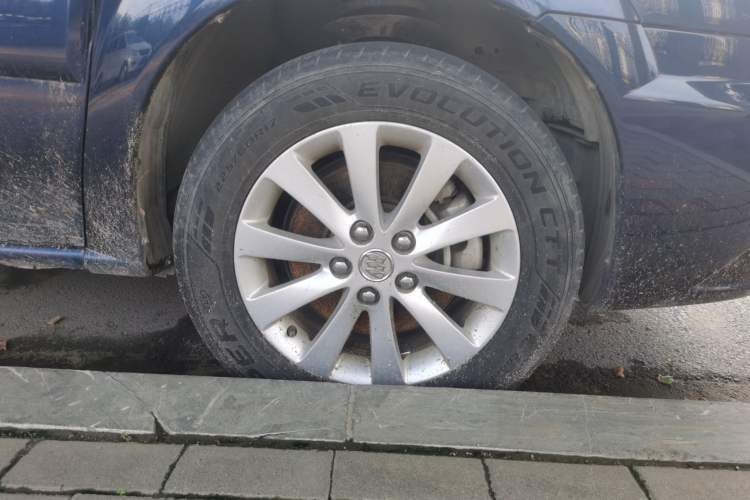 Used Buick GL8 2013 2.4L Executive Edition Right Front Wheel Hub