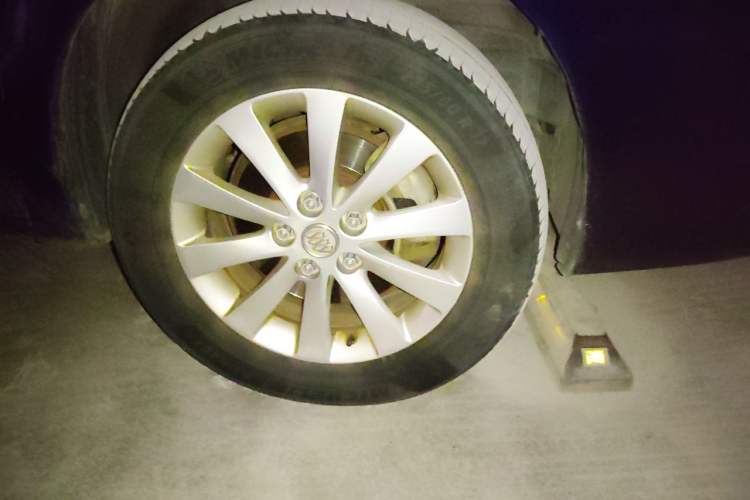 Used Buick GL8 2013 2.4L Classic Edition Right Front Wheel Hub