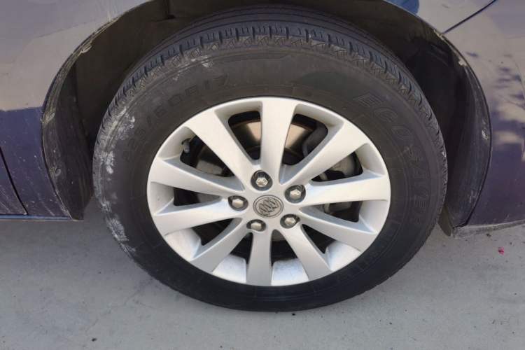 Used Buick GL8 2013 2.4L CT Luxury Business Comfort Edition Right Front Wheel Hub