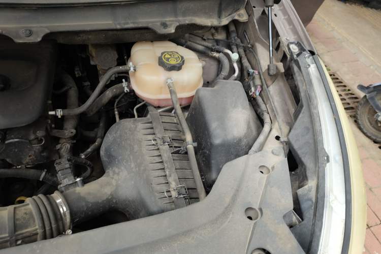 Used Buick GL8 2013 2.4L CT Luxury Business Comfort Edition Engine Bay Left