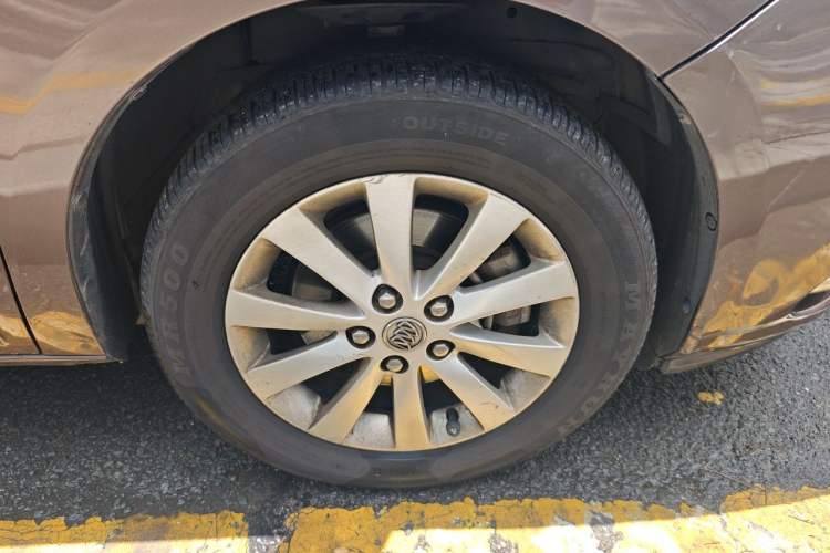 Used Buick GL8 2013 2.4L CT Luxury Business Comfort Edition Right Front Wheel Hub