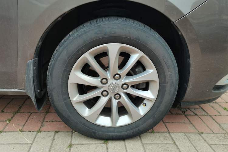 Used Buick GL8 2013 2.4L CT Luxury Business Comfort Edition Right Front Wheel Hub