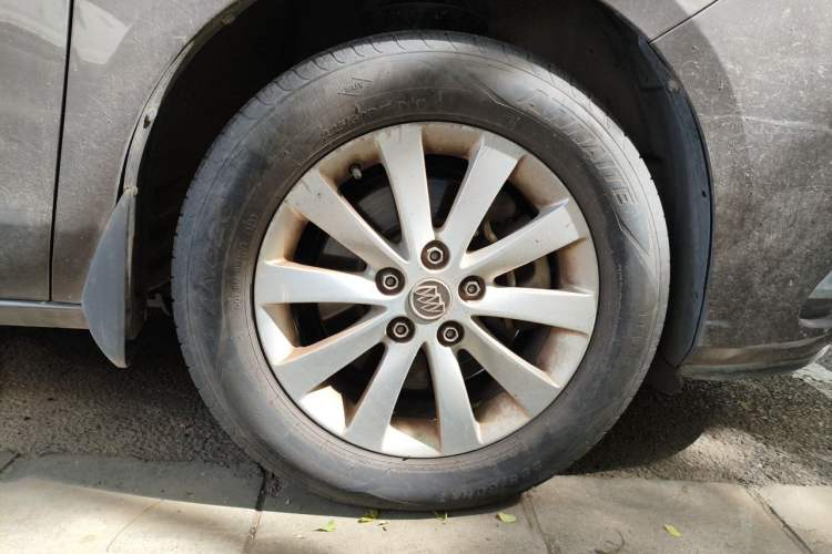 Used Buick GL8 2013 2.4L CT Luxury Business Comfort Edition Right Front Wheel Hub
