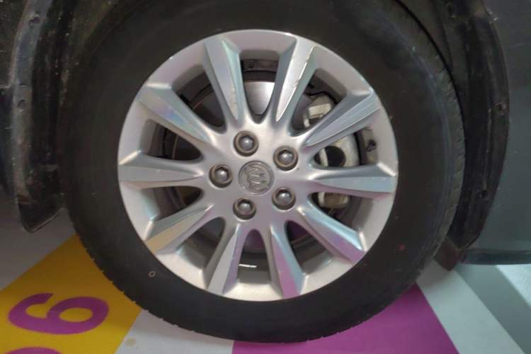 Used Buick GL8 2013 3.0L XT Luxury Business Flagship Edition Right Front Wheel Hub