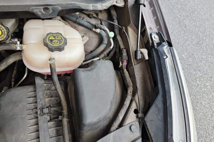 Used Buick GL8 2013 2.4L CT Luxury Business Comfort Edition Engine Bay Left
