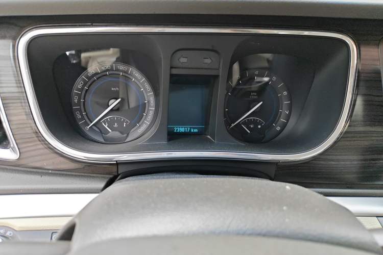 Used Buick GL8 2013 3.0L GT Luxury Business Haoya Edition Odometer Close Up