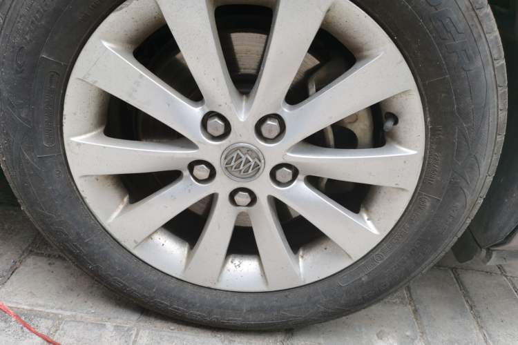 Used Buick GL8 2013 2.4L CT Luxury Business Comfort Edition Right Front Wheel Hub