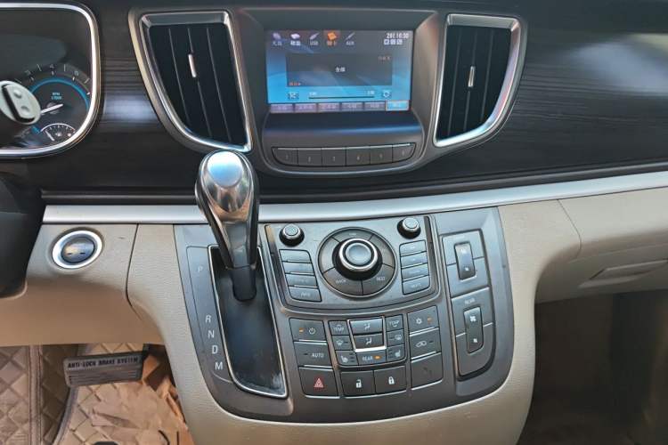 Used Buick GL8 2013 3.0L GT Luxury Business Haoya Edition Audio And AC Panel