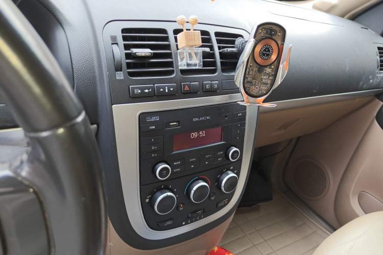 Used Buick GL8 2013 2.4L Executive Edition Audio And AC Panel