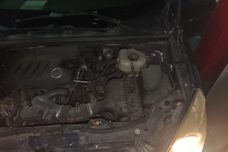 Used Buick GL8 2013 2.4L Comfort Edition Engine Bay Left