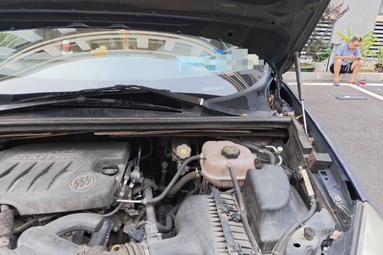 Used Buick GL8 2013 2.4L Executive Edition Engine Bay Left