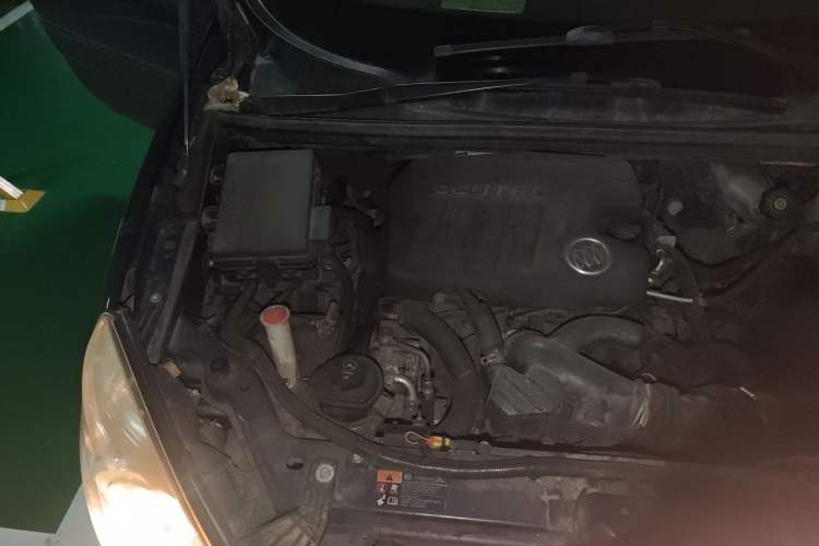 Used Buick GL8 2013 2.4L Comfort Edition Engine Bay Right