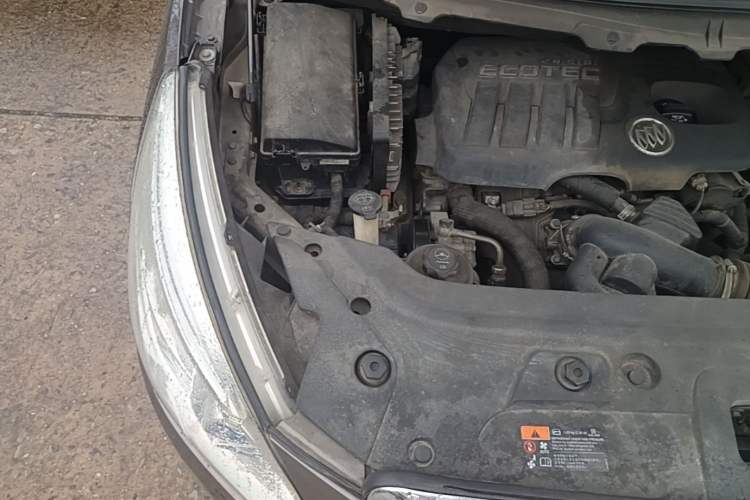 Used Buick GL8 2013 2.4L LT Luxury Business Executive Edition Engine Bay Right