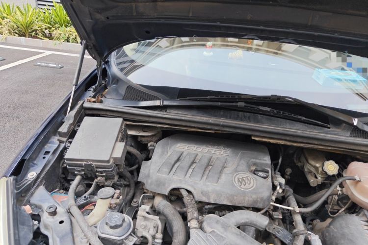 Used Buick GL8 2013 2.4L Executive Edition Engine Bay Right