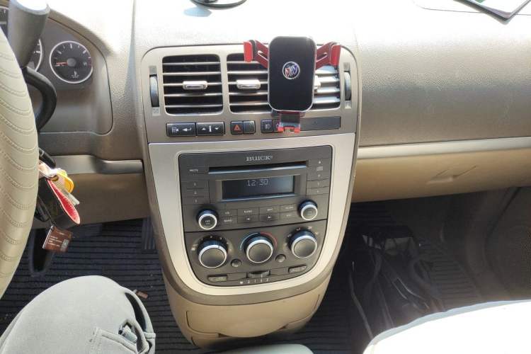Used Buick GL8 2013 2.4L Classic Edition Audio And AC Panel