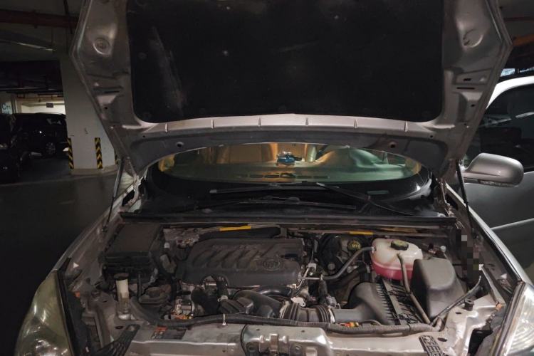 Used Buick GL8 2013 2.4L Executive Edition Engine Bay