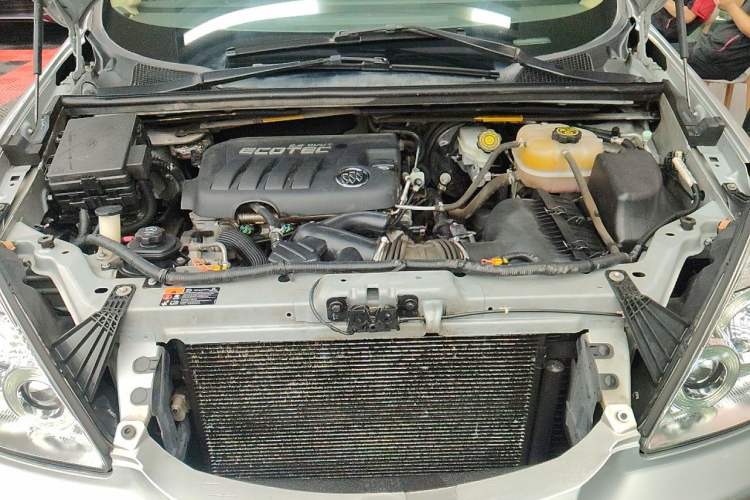 Used Buick GL8 2013 2.4L Executive Edition Engine Bay
