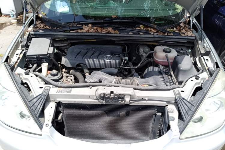 Used Buick GL8 2013 2.4L Executive Edition Engine Bay
