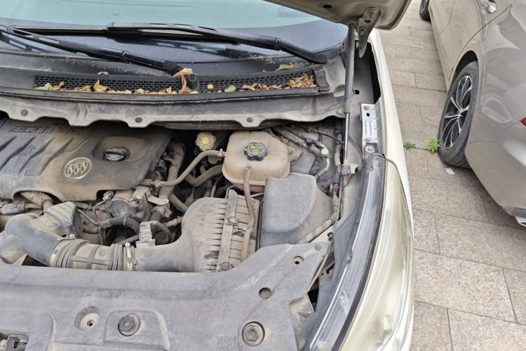 Used Buick GL8 2013 2.4L CT Luxury Business Comfort Edition Engine Bay Left