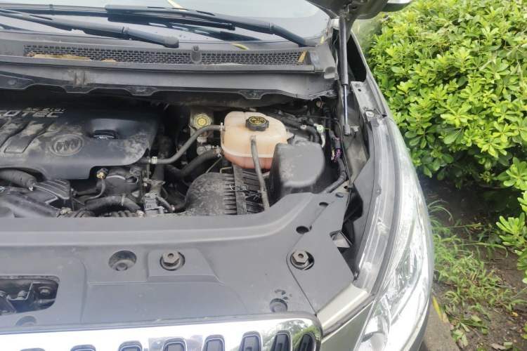 Used Buick GL8 2013 2.4L CT Luxury Business Comfort Edition Engine Bay Left